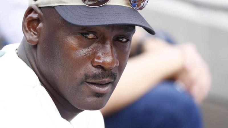 Auch Michael Jordan sprach der Familie des nach einem Poilizeieinsatz gestorbenen Afroamerikaners George Floyd sein Mitgefühl aus. Auch Michael Jordan sprach der Familie des nach einem Poilizeieinsatz gestorbenen Afroamerikaners George Floyd sein Mitgefühl aus.