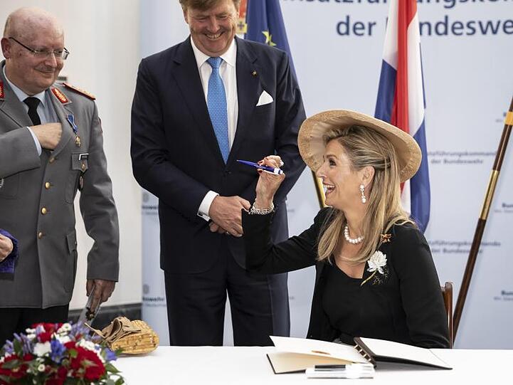 Königin Máxima trägt sich beim Besuch der Bundeswehr in Schwielowsee in das Gästebuch ein.