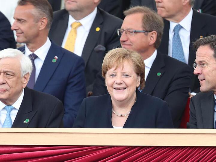 Bundeskanzlerin Angela Merkel zwischen dem griechischen Präsidenten Prokopis Pavlopoulos (l) und dem Minsterpräsidenten der Niederlande, Mark Rutte.