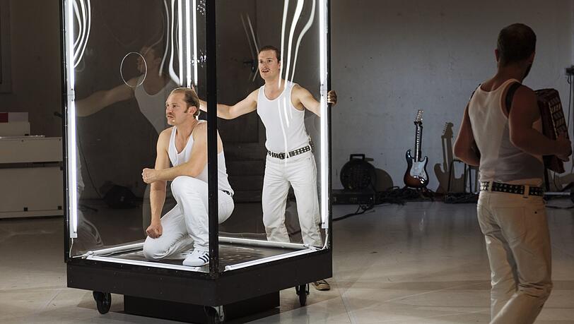 Das Stück "Innuendo" erinnert auch an Freddie Mercury.
