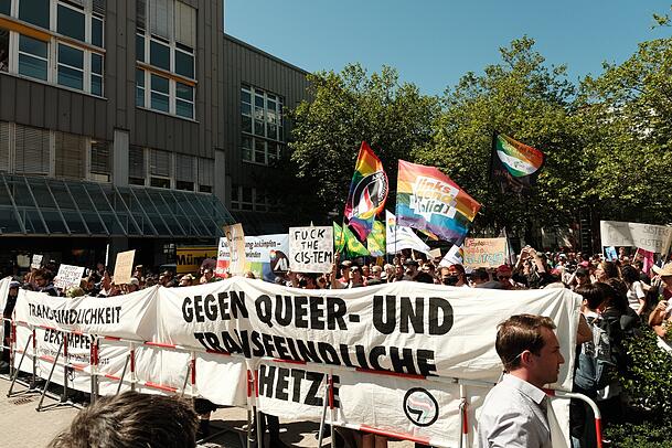 Die Unterstützer der Lesung zeigen sich bunt und laut. Die Unterstützer der Lesung zeigen sich bunt und laut.