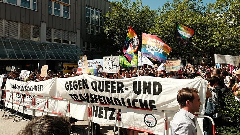Drinnen Lesung, draußen Demo: Die Unterstützer der Veranstaltung zeigen sich bunt und laut. Drinnen Lesung, draußen Demo: Die Unterstützer der Veranstaltung zeigen sich bunt und laut.
