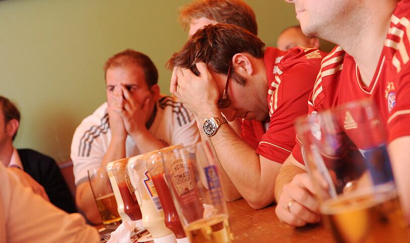 ...und das Elfmeterschießen nochmal eine Zitterpartie gewesen. Im Bild: Bayern-Fans im "Klenze 17".