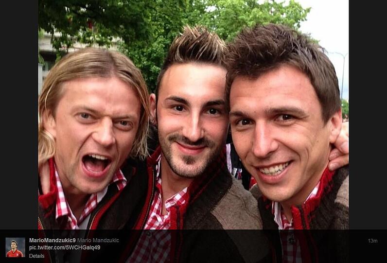 Bild Nummer drei: Timoschtschuk, Contento und Mandzukic in Tracht auf dem Weg zum Marienplatz.