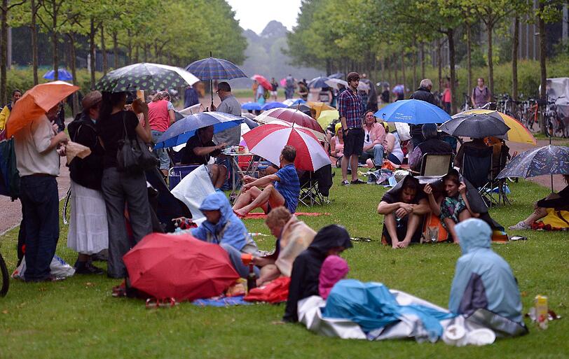 Das haben sich die Besucher des Bryan-Adams-Konzert in Hamburg auch anders vorgestellt: Statt Cocktails ist jetzt eher Glühwein und Regenschirm angesagt.