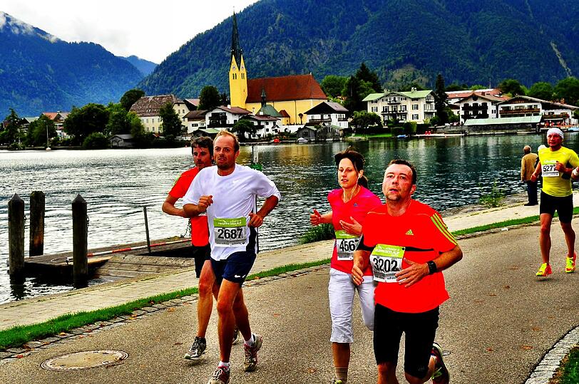 Mit Nummer 3202 am Start, schon nach 7 km in Rottach sichtlich gezeichnet: AZ-Sportchef Gunnar Jans (r.) beim Tegernseelauf, seinem ersten Halbmarathon.