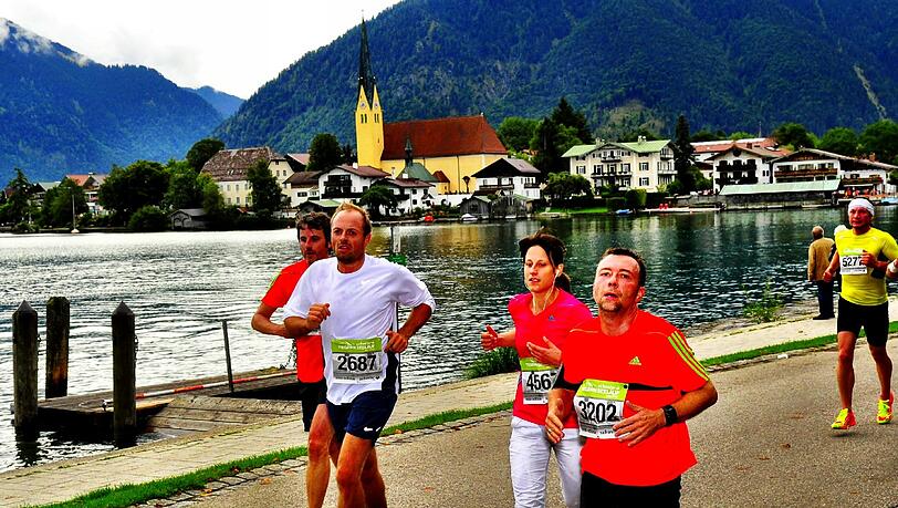 Mit Nummer 3202 am Start, schon nach 7 km in Rottach sichtlich gezeichnet: AZ-Sportchef Gunnar Jans (r.) beim Tegernseelauf, seinem ersten Halbmarathon. Mit Nummer 3202 am Start, schon nach 7 km in Rottach sichtlich gezeichnet: AZ-Sportchef Gunnar Jans (r.) beim Tegernseelauf, seinem ersten Halbmarathon.
