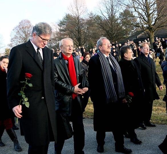 Vertreter aus Medien, Kabarett und Politik sind gekommen und sich von Hildebrandt zu verabschieden.