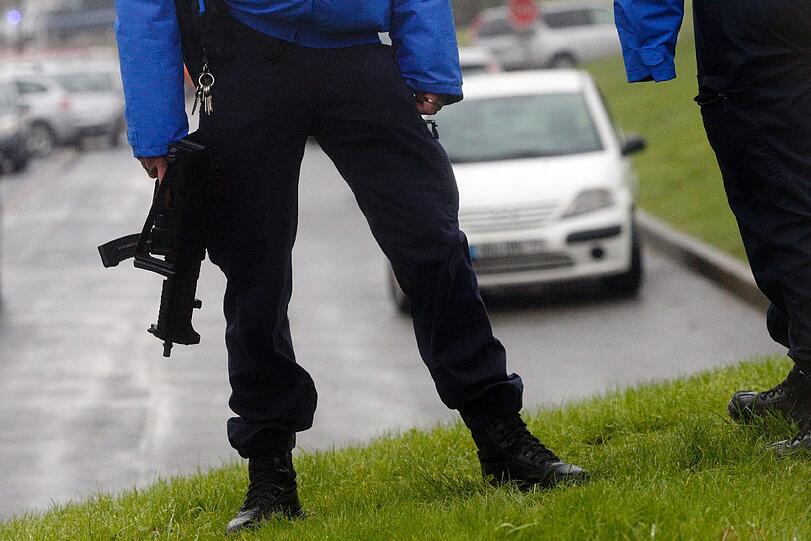 Frankreich jagt die Paris-Attentäter: Cherif (32) und Said Kouachi (34) haben sich mit einer Geisel in einem Industriegebäude verschanzt. Die Bilder vom Einsatz.