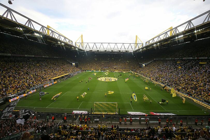 Platz 1 - Signal Iduna Park in Dortmund: Das Stadion ist mit 81.359 Zuschauerplätzen in Bundesliga-Konfiguration das größte Fußballstadion Deutschlands. Es ist seit 1974 die Spielstätte des Bundesligisten Borussia Dortmund. Das Stadion der UEFA-Kategorie 4 ist mit den markanten gelben Pylonen der Dachkonstruktion ein Wahrzeichen der Stadt Dortmund. Das Stadion wurde zwischen 1971 und 1974 mit einer Zuschauerkapazität von 54.000 errichtet - als Westfalen-Stadion.