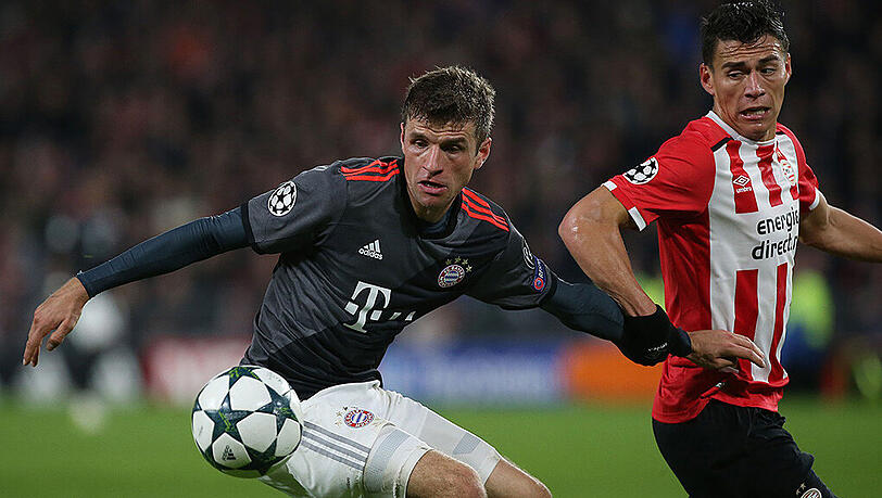 Thomas Müller vom FC Bayern (links) im Duell mit Eindhovens Moreno. Thomas Müller vom FC Bayern (links) im Duell mit Eindhovens Moreno.