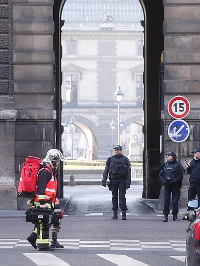 Am Pariser Louvre versuchte ein Mann mit einer Machete auf Polizisten und Soldaten loszugehen.