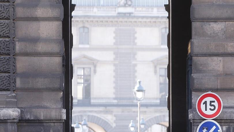 Am Pariser Louvre versuchte ein Mann mit einer Machete auf Polizisten und Soldaten loszugehen. Am Pariser Louvre versuchte ein Mann mit einer Machete auf Polizisten und Soldaten loszugehen.
