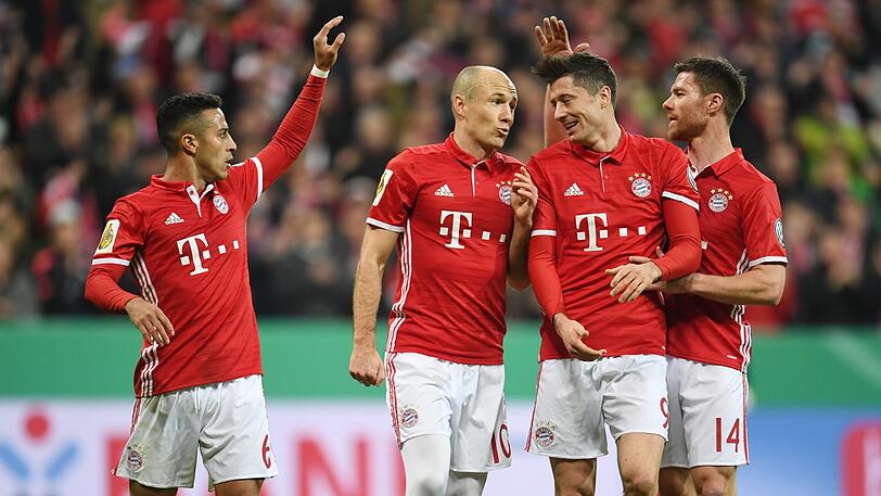 1. März 2017: Im Pokal-Viertelfinale feiern die Bayern-Spieler in der Allianz Arena - von links Thiago, Arjen Robben, Robert Lewandowski und Xabi Alonso. Thiago und Lewandowski trafen beim 3:0.