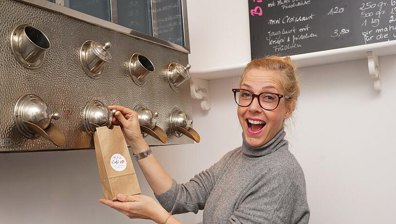 Hat Spaß am Küssen – und ganz offensichtlich auch viel Spaß in ihrem Cafe Kuss: Martina van der Wielen. Hat Spaß am Küssen – und ganz offensichtlich auch viel Spaß in ihrem Cafe Kuss: Martina van der Wielen.