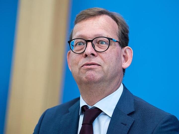 Der Staats- und Verwaltungsrechtler Thorsten Kingreen spricht. Foto: Bernd von Jutrczenka/dpa/Archivbild