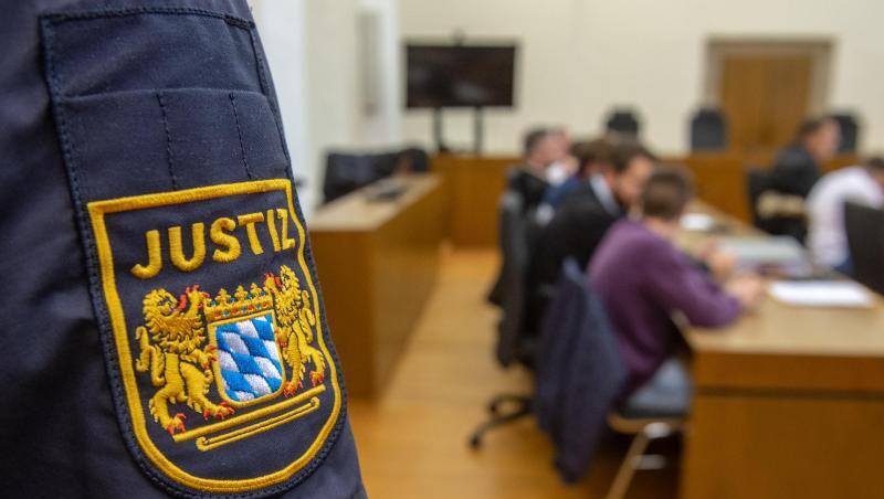 "Justiz" steht am Ärmel eines Justizvollzugsbeamten im Verhandlungssaal des Landgerichts. Foto: Armin Weigel/Archiv "Justiz" steht am Ärmel eines Justizvollzugsbeamten im Verhandlungssaal des Landgerichts. Foto: Armin Weigel/Archiv