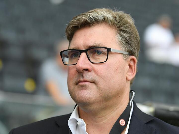 Eintracht Frankfurts Vorstandsmitglied Axel Hellmann hat die Finanzpolitik beim Bundesliga-Konkurrenten RB Leipzig scharf kritisiert.