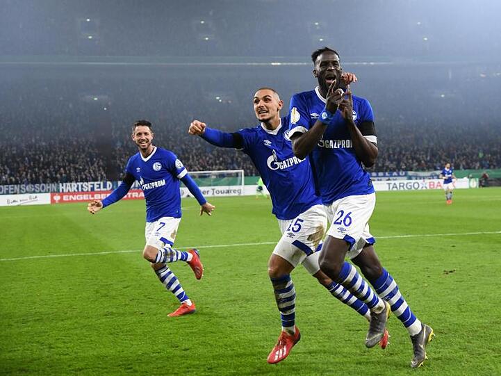 Mark Uth (l), Ahmed Kutucu und Torschütze Salif Sane (r) von Schalke bejubeln das 2:0 gegen Fortuna Düsseldorf.