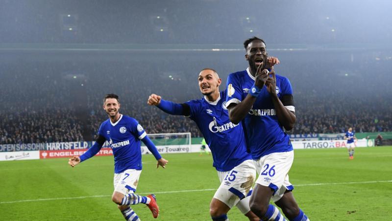Mark Uth (l), Ahmed Kutucu und Torschütze Salif Sane (r) von Schalke bejubeln das 2:0 gegen Fortuna Düsseldorf. Mark Uth (l), Ahmed Kutucu und Torschütze Salif Sane (r) von Schalke bejubeln das 2:0 gegen Fortuna Düsseldorf.