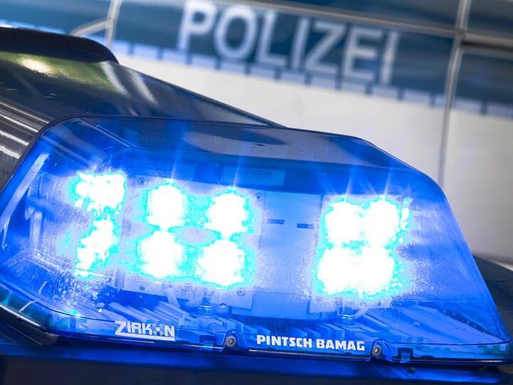 "Stoppt Ende Gelände": Nach dem Posieren vor diesem aufgesprühten Slogan dürfen neun Bereitschaftspolizisten nicht mehr am Großeinsatz in der Lausitz teilnehmen.