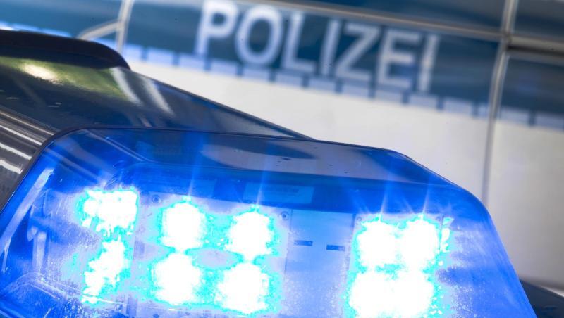 "Stoppt Ende Gelände": Nach dem Posieren vor diesem aufgesprühten Slogan dürfen neun Bereitschaftspolizisten nicht mehr am Großeinsatz in der Lausitz teilnehmen. "Stoppt Ende Gelände": Nach dem Posieren vor diesem aufgesprühten Slogan dürfen neun Bereitschaftspolizisten nicht mehr am Großeinsatz in der Lausitz teilnehmen.