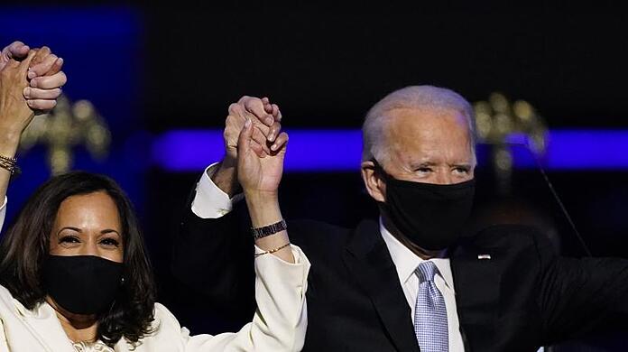 Joe Biden (r, "President Elect") und Kamala Harris ("Vicepresident Elect") feiern - und werden gefeiert.