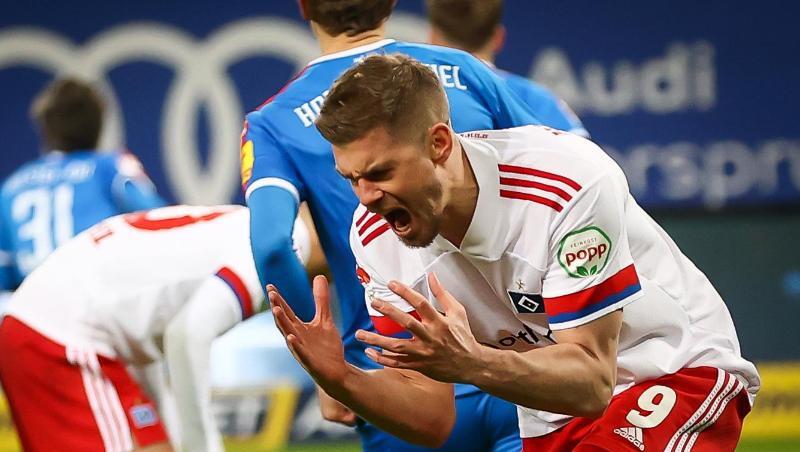 Torjäger Simon Terodde rettete dem HSV einen Punkt gegen Holstein Kiel.