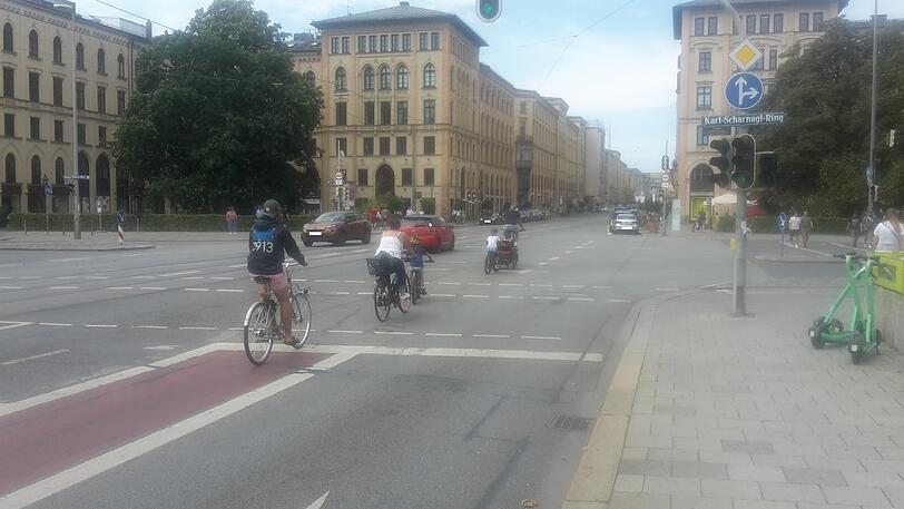 Mitten auf der Kreuzung zum Karl-Scharnagl-Ring hört auf der Maximilianstraße die rot eingefärbte Radspur auf. Wenn dann neben Autos auch noch eine Tram überholt, heißt's für Radler oft: Vollbremsung, stehenbleiben!
