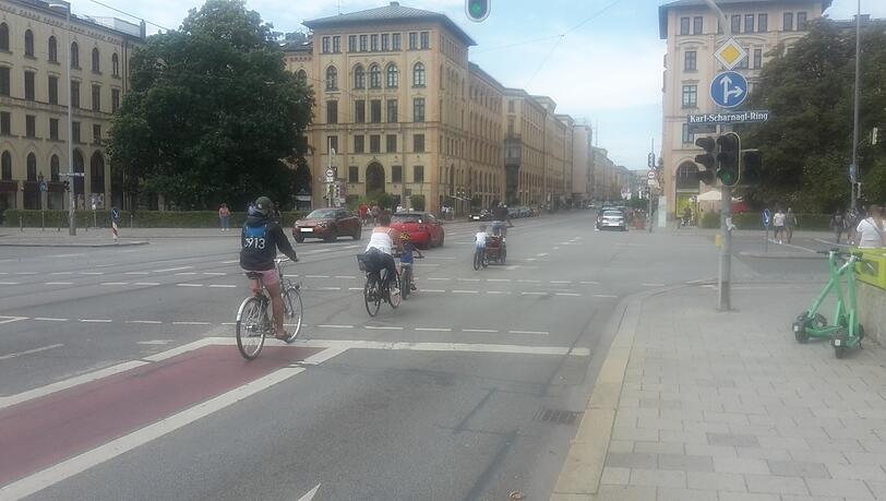 Mitten auf der Kreuzung zum Karl-Scharnagl-Ring hört auf der Maximilianstaße die rot eingefärbte Radspur auf. Wenn dann neben Autos auch noch eine Tram überholt, heißt's für Radler oft: Vollbremsung, stehenbleiben!