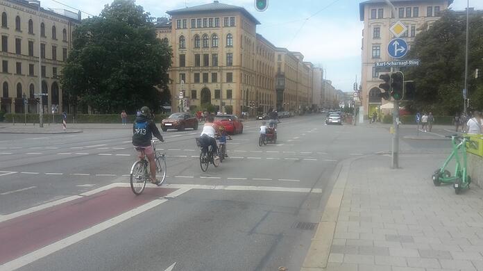 Mitten auf der Kreuzung zum Karl-Scharnagl-Ring hört auf der Maximilianstaße die rot eingefärbte Radspur auf. Wenn dann neben Autos auch noch eine Tram überholt, heißt's für Radler oft: Vollbremsung, stehenbleiben!