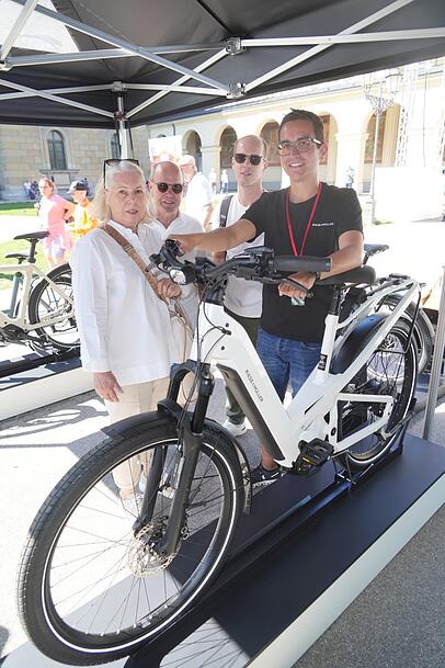 Familie Weitz lässt sich von einem Fachmann beim Riese-und-Müller-Stand ein E-Bike vorführen. Familie Weitz lässt sich von einem Fachmann beim Riese-und-Müller-Stand ein E-Bike vorführen.