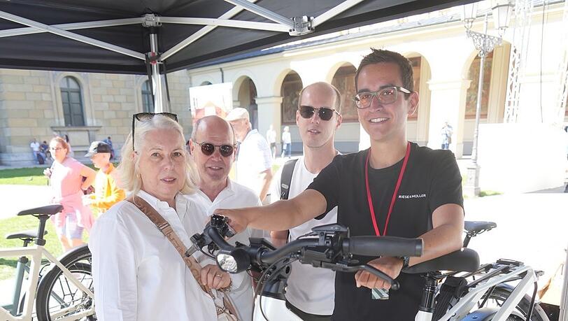 Familie Weitz lässt sich von einem Fachmann beim Riese-und-Müller-Stand ein E-Bike vorführen. Familie Weitz lässt sich von einem Fachmann beim Riese-und-Müller-Stand ein E-Bike vorführen.