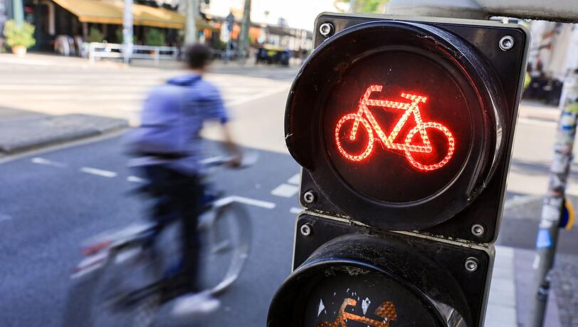Für viele Radfahrer scheint ein Verstoß gegen die Verkehrsregeln eine Art Kavaliersdelikt zu sein - dabei leben Radler gerade auch in Bayern besonders gefährlich. (Archivbild)