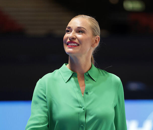 Die einstige Tennisspielerin Barbara Schett spricht mit Monika Gruber über Sport und Fitness. Die einstige Tennisspielerin Barbara Schett spricht mit Monika Gruber über Sport und Fitness.