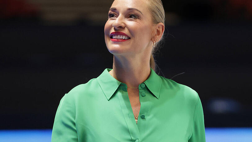 Die einstige Tennisspielerin Barbara Schett spricht mit Monika Gruber über Sport und Fitness. Die einstige Tennisspielerin Barbara Schett spricht mit Monika Gruber über Sport und Fitness.