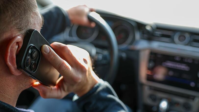 Innenraum-Überwachungssysteme in Autos sollen unter anderem verhindern, dass der Fahrer während der Fahrt ohne Freisprechanlage telefoniert. (Symbolbild) Innenraum-Überwachungssysteme in Autos sollen unter anderem verhindern, dass der Fahrer während der Fahrt ohne Freisprechanlage telefoniert. (Symbolbild)