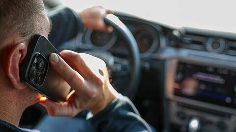 Innenraum-&Uuml;berwachungssysteme in Autos sollen unter anderem verhindern, dass der Fahrer w&auml;hrend der Fahrt ohne Freisprechanlage telefoniert. (Symbolbild)