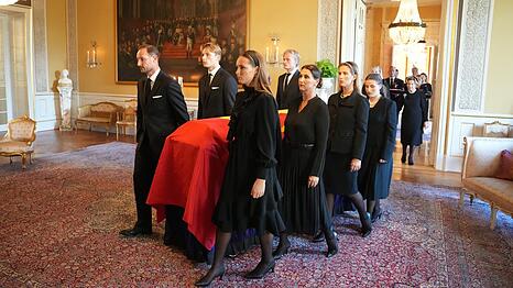 K&ouml;nig Haakon, Kronprinzessin Ingrid Alexandra, Prinz Sverre Magnus, Prinzessin M&auml;rtha Louise mit ihren T&ouml;chtern Maud Angelica, Leah und Emma Tallulah sowie Marius Borg H&oslash;iby.