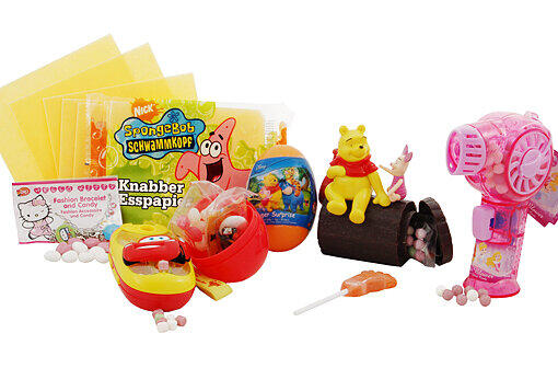 Spielzeug oder Lebensmittel? Bei manchen Produkten, die speziell an Kinder vermarktet werden, verschwimmt diese Grenze. Wirft man einen Blick auf die Inhaltsstoffe, weiß man warum: Zucker, Zucker, Zucker. Die bunten Verpackungen sollen davon natürlich ablenken, ihre Wirkung bei übermäßigem Verzehr zeigt sich jedoch schnell: Übergewicht.