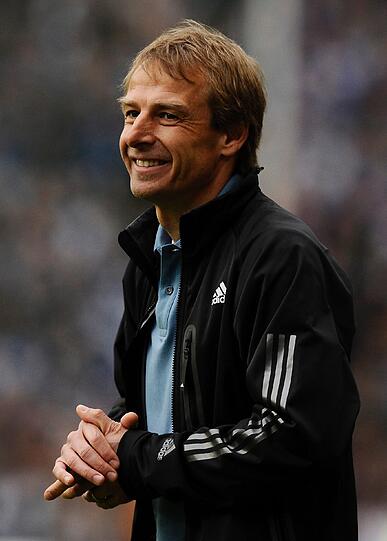 Klinsmann: Die Begeisterung Jürgen Klinsmann (2004-06; 33 Länderspiele, kein Titel): Dessen beste Tat in den zwei WM-Jahren: Er engagierte Löw und zeigte sich nicht beratungsresistent. Vom Sonnyboy konnte sich Löw höchstens die Begeisterungsfähigkeit und das Adrenalin abschauen. Womöglich auch, wie man schwierige Personalentscheidungen (siehe Kahn/Lehmann) kühl durchdrückt. Die beiden schreiben sich heute noch SMS.