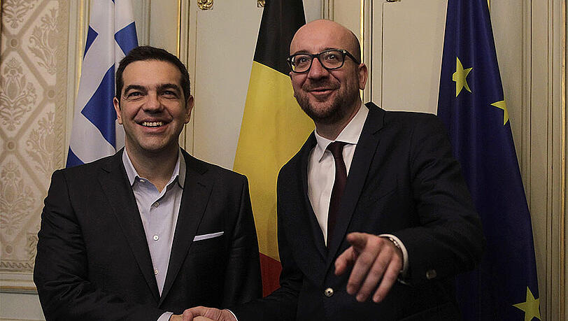 Gute Miene zum bösen Spiel? Griechenlands Ministerpräsident Alexis Tsipras (l.) mit seinem belgischen Pendant Charles Michel in Brüssel. Gute Miene zum bösen Spiel? Griechenlands Ministerpräsident Alexis Tsipras (l.) mit seinem belgischen Pendant Charles Michel in Brüssel.