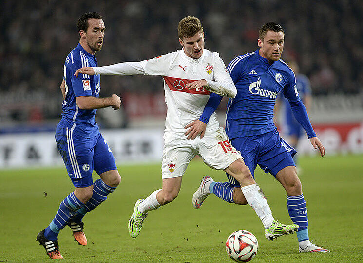 VfB Stuttgart - FC Schalke 04 am 06.12.2014 in Stuttgart (Baden-Württemberg) in der Mercedes-Benz-Arena. Schalkes Christian Fuchs (l) und Christian Clemens (r) spielen gegen Stuttgarts Timo Werner.
