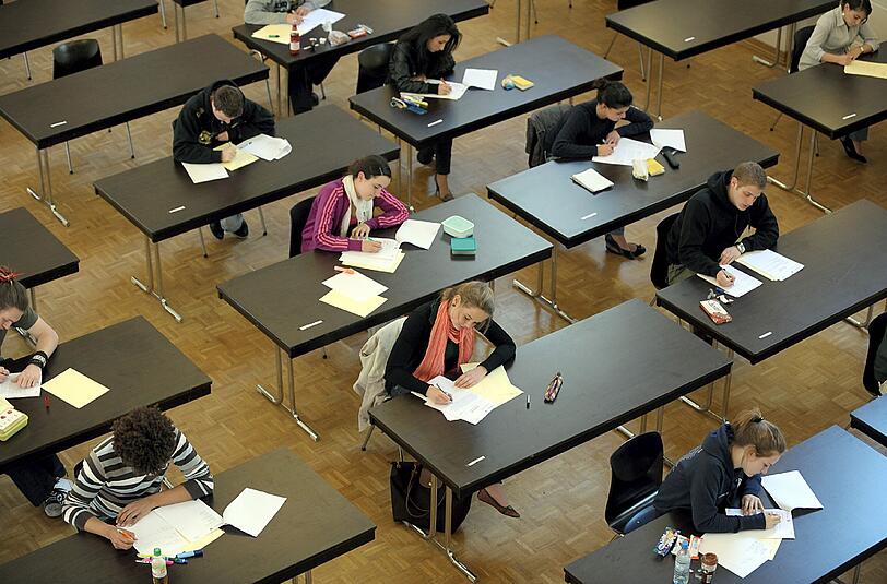 Der Coburger Schulleiter hatte die Deutsch-Prüfungen um einen Punkt verbessert und anschließend unterzeichnet. (Symbolbild)