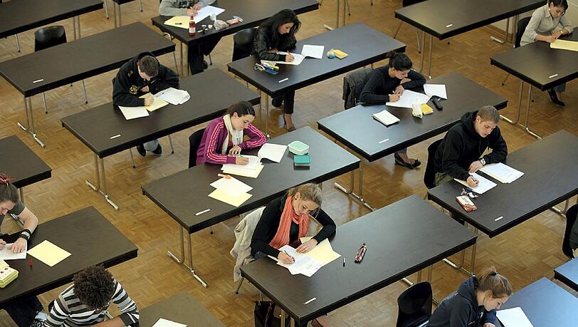 Der Coburger Schulleiter hatte die Deutsch-Prüfungen um einen Punkt verbessert und anschließend unterzeichnet. (Symbolbild) Der Coburger Schulleiter hatte die Deutsch-Prüfungen um einen Punkt verbessert und anschließend unterzeichnet. (Symbolbild)