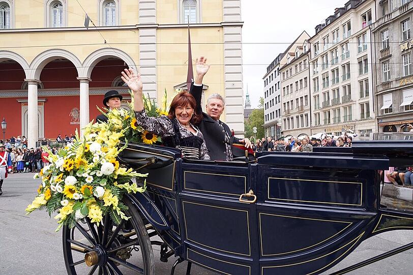 Münchens Oberbürgermeister Dieter Reiter und Frau Petra. Sie fuhren in einer blumengeschmückten Kutsche mit.