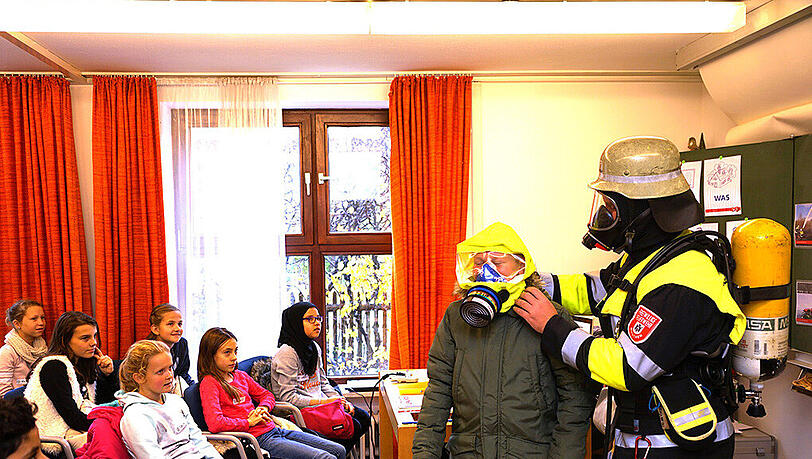 Anprobe: Mit der Rettungsmaske werden sonst Brandopfer aus verrauchten Häusern gerettet. Anprobe: Mit der Rettungsmaske werden sonst Brandopfer aus verrauchten Häusern gerettet.