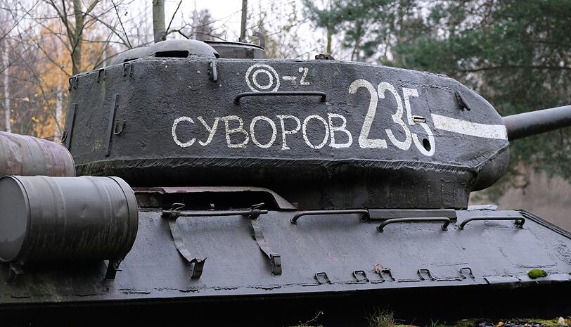 An einem russischen Panzer vom Typ T34-85 aus dem Zweiten Weltkrieg ist der kiryllische Schriftzug "Suworow" zu lesen. Soldaten gaben dem Panzer den Namen des russischen Kriegsherrn Alexander Suworow (1730-1800).