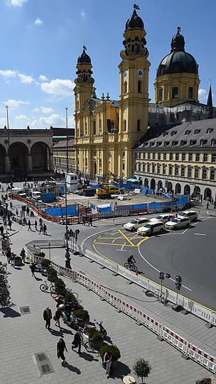 Die Baustelle am Odeonsplatz bei strahlendem Sonnenschein.