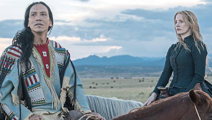 Sitting Bull (Michael Greyeyes) ist ein ziemlich edler Wilder, auf den Catherine Weldon (Jessica Chastain) trifft. Sitting Bull (Michael Greyeyes) ist ein ziemlich edler Wilder, auf den Catherine Weldon (Jessica Chastain) trifft.